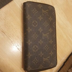 Louis Vuitton zippy organizer wallet